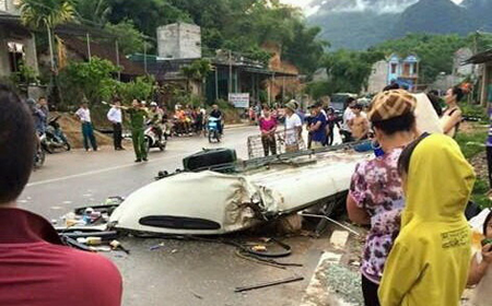 Hiện trường vụ tai nạn giao thông trên quốc lộ 217, đoạn qua xã Thiết Ống, huyện Bá Thước chiều 7-6 - Ảnh do UBND huyện Bá Thước cung cấp.